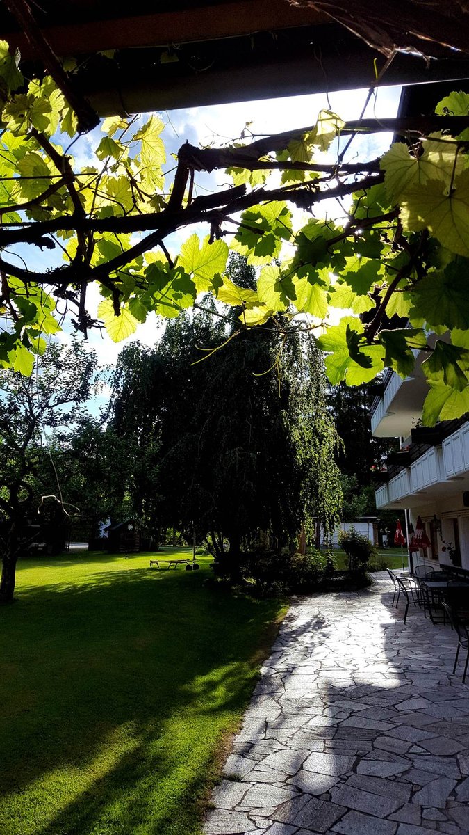 A Ferienpark Waldpension Putz hotel hangulatos kertje a naplementében