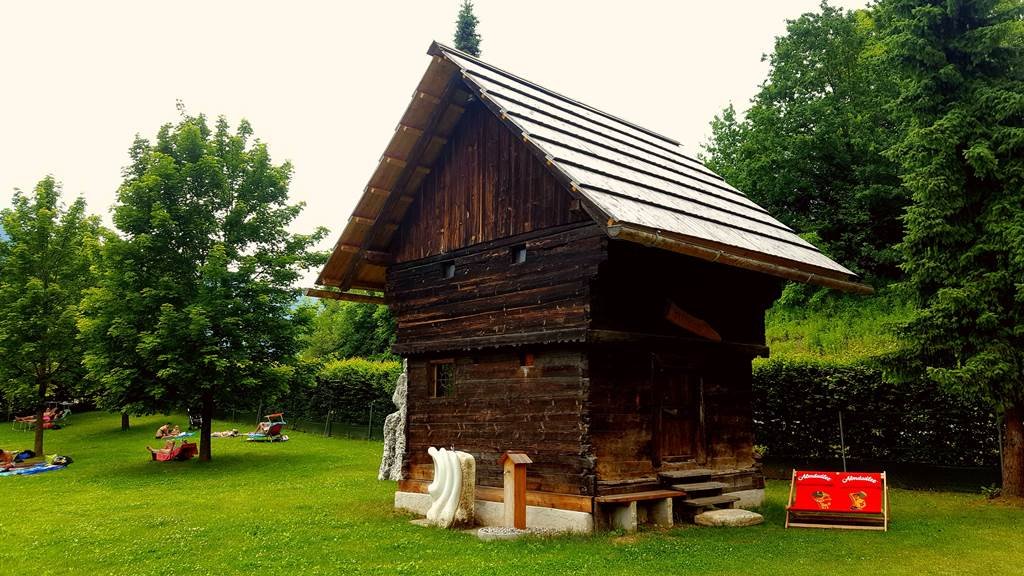 Naturbad Puch - természetes fürdőtó és étterem