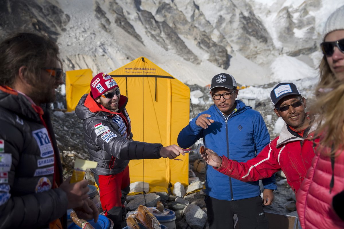 Phurba a Magyar Everest Expedíció 2017 alaptáborában Klein Dáviddal, Suhajda Szilárddal és Török Edina alaptáborvezetővel Forrás: Magyar Everest Expedíció 2017/Mohai Balázs