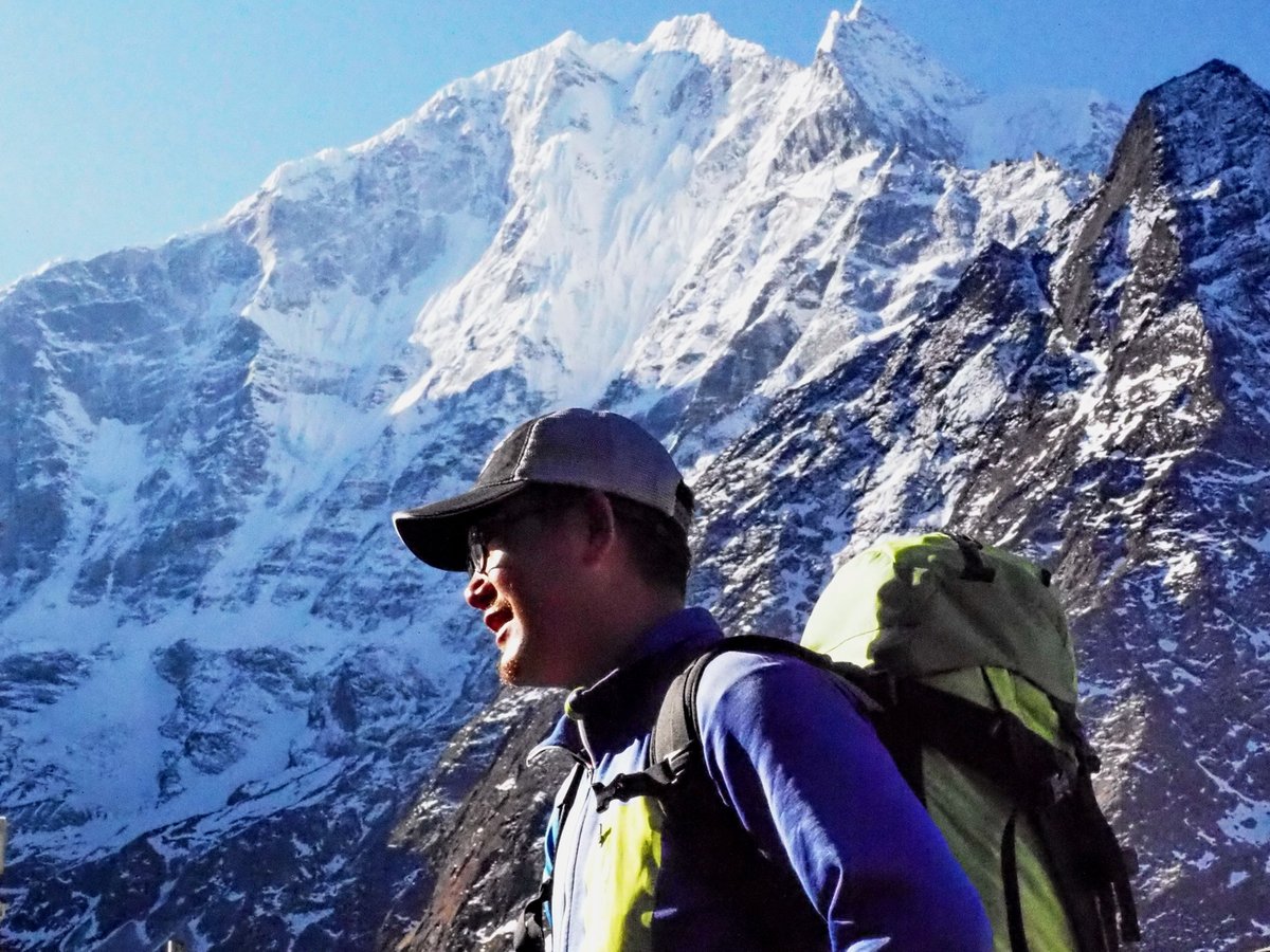 Phurba Namgyal Sherpa, a Magyar Everest Expedíció 2017 vzető serpája Tengbochében, háttérben a Tamserku Forrás: Mozgásvilág/Pintér László