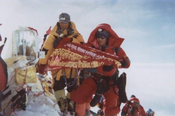 Testvérével a Mount Everest csúcsán, 2007 Forrás: Phurba Namgyal Serpa Facebook
