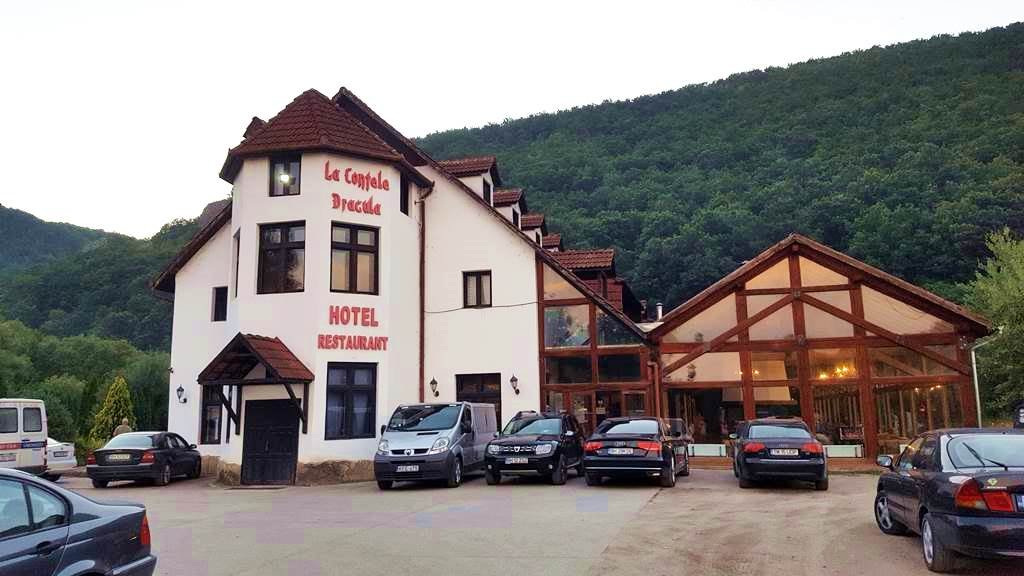 La Contele Dracula hotel és étterem a Körös szorosnál