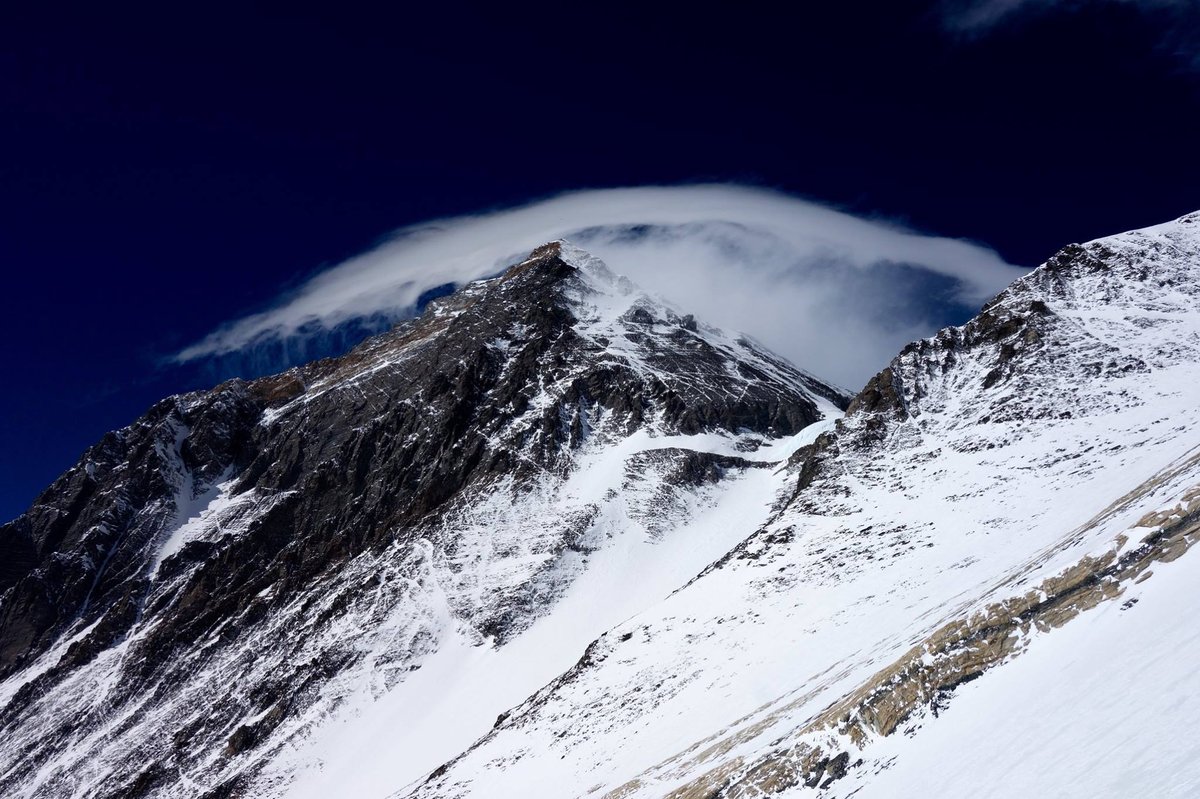 A Mount Everest csúcsát viharos szél tépázza