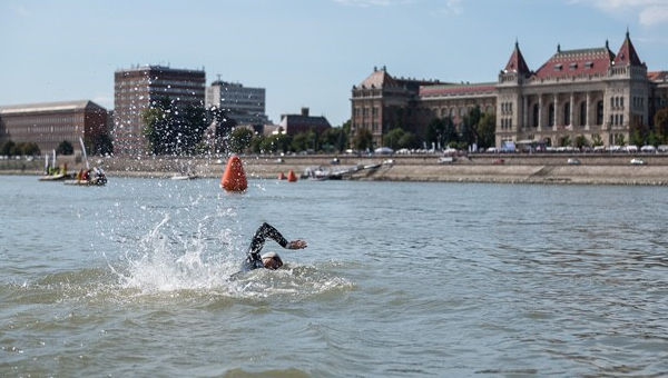 Hatalmas sikerrel ért véget az első budapesti Duna-átúszás