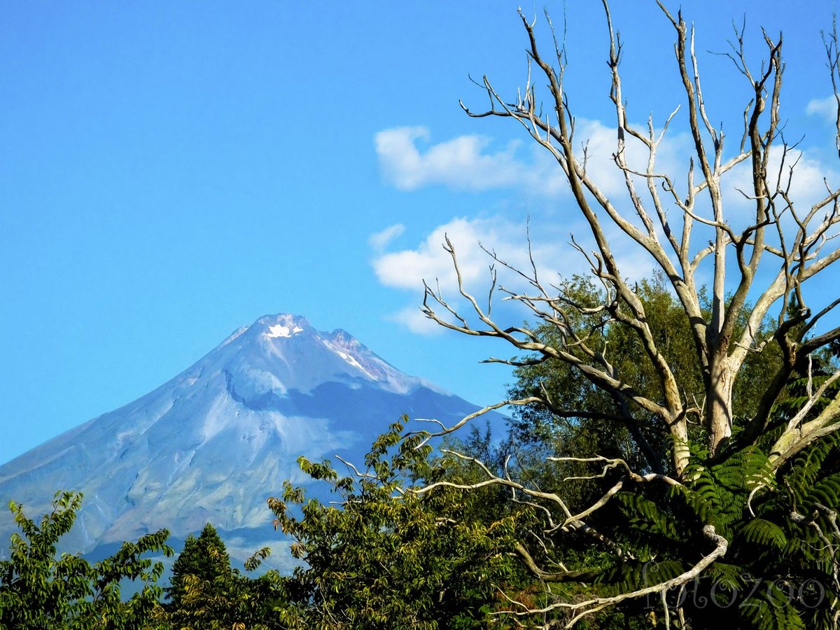 Vadkempingünkből irigylésre méltó kilátás tárul a Taranaki hegyre.