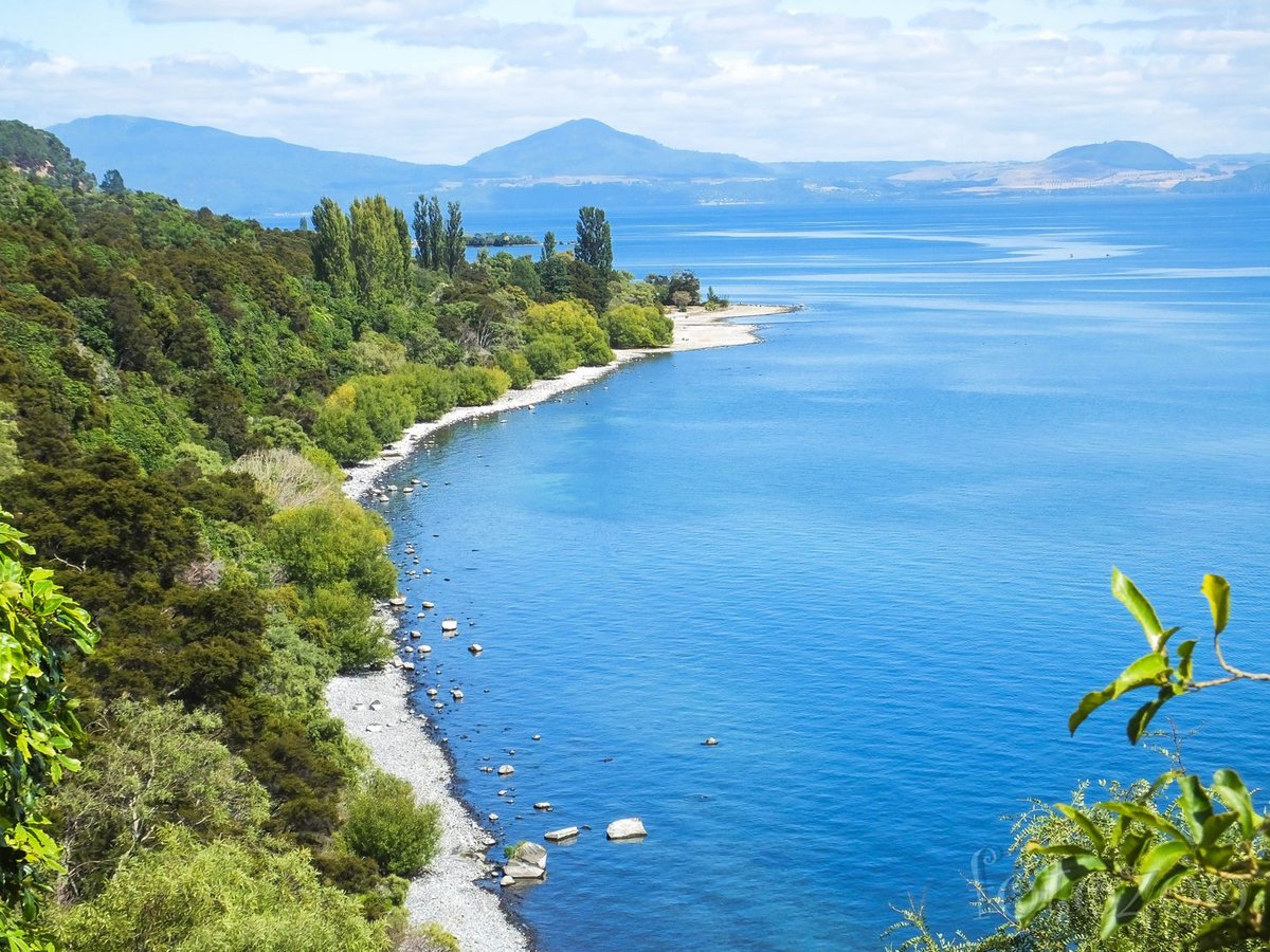 Taupo-tó. Szépsége vetekszik a Déli-sziget háborítatlan tájaival, de itt azért sokkal több a turista.