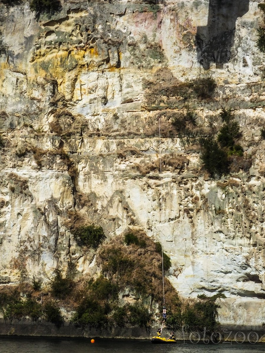 Bungee jumping Taupóban, a Waikato folyónál. Taupo rengeteg extrémsportolási lehetőséget kínál az adrenalinfüggőknek.