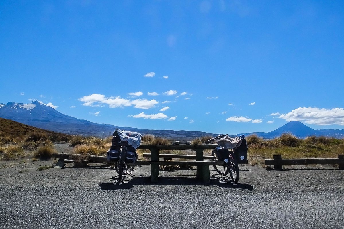 Pihenő a Hegyistenek társaságában. Balról Ruapehu, jobbról pedig Ngauruhoe csúcsa látható.