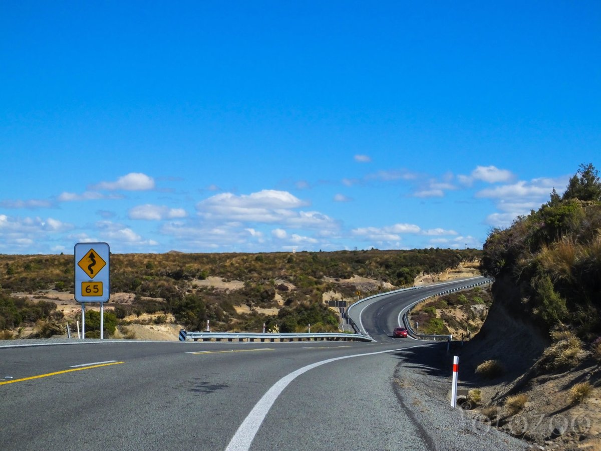 Mintha a vezetés élménye ihlette volna a Desert Road-ot, néha mi is túllépjük a 65-ös sebességhatárt biciklivel.