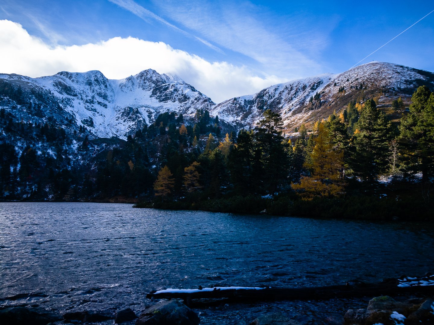 A Grosser Scheibelsee. Kényelmes ösvényen lehet körbesétálni. A jobb oldali hupli a Hauseck.