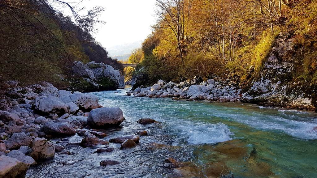 Távolban a Napoleon híd a Soča felett 