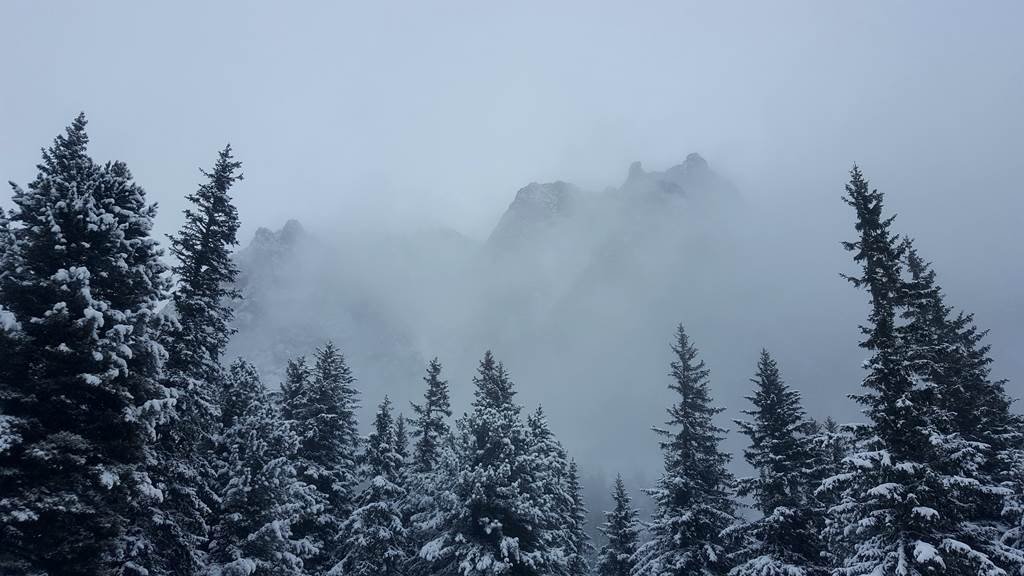Ködbe burkolózó hegycsúcsok