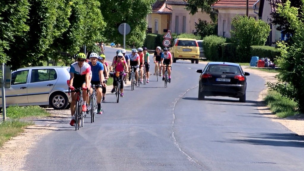 A jótékony célokat támogató eseményen a résztvevők 8 nap alatt 1913 km-t kerékpároztak! Forrás: Decathlon