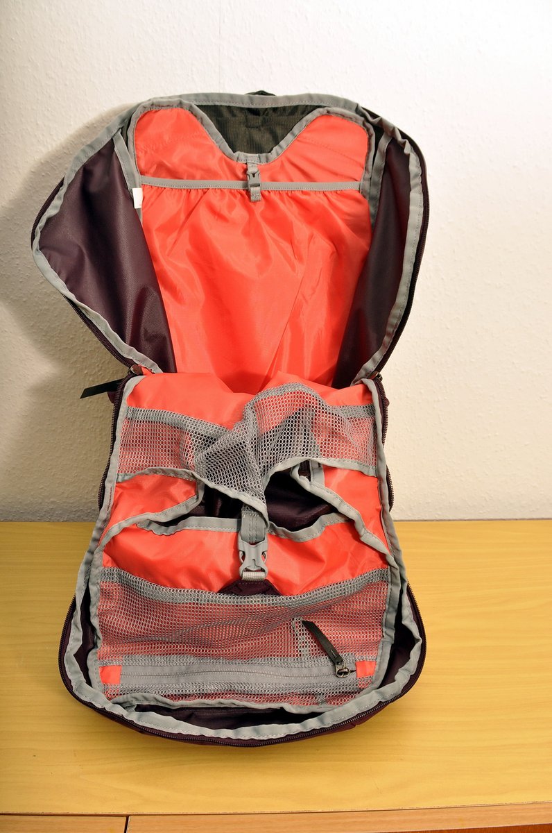 Szinte ketté nyílik a hátizsák a cipzárakat széthúzva Forrás: Mozgásvilág - Paraferee