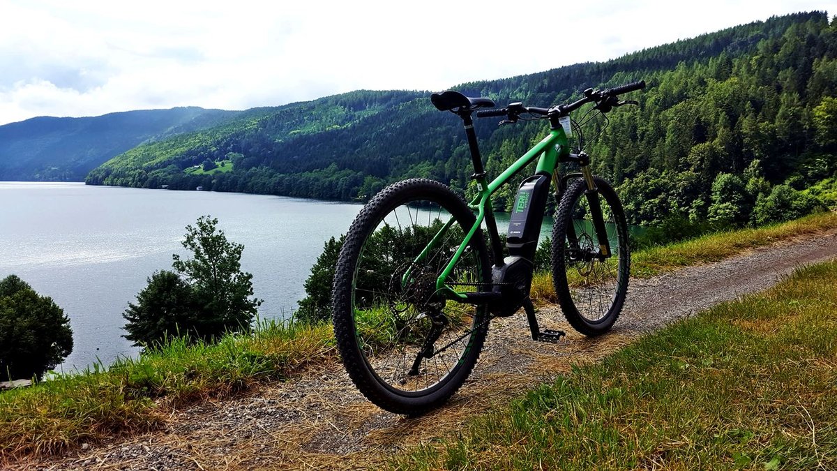 E-bike-kal a Millstatti-tó körül