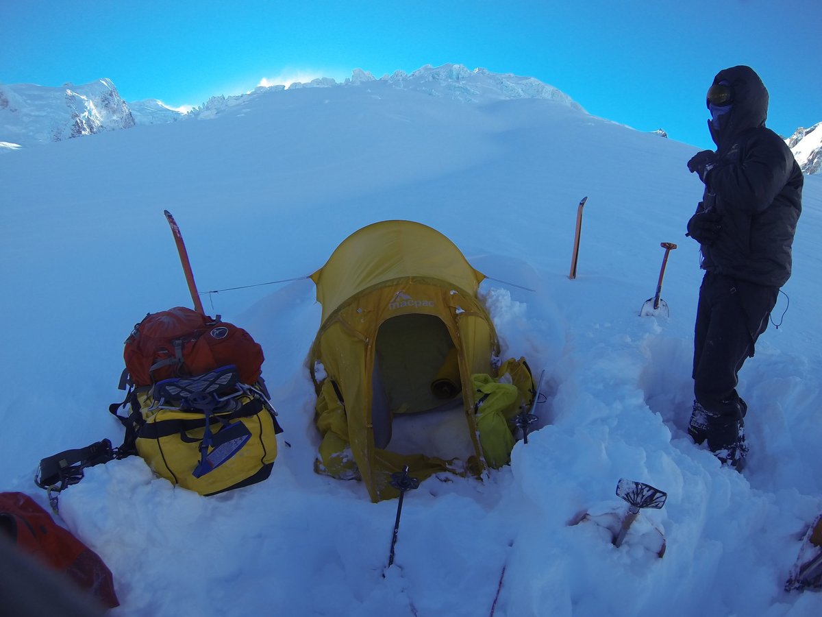 A kétszemélyes sátor nem sok helyet kínál a méteres friss hó nyomása alatt