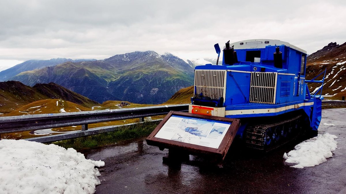 A Hochtor parkolóban kiállított hókotró gép