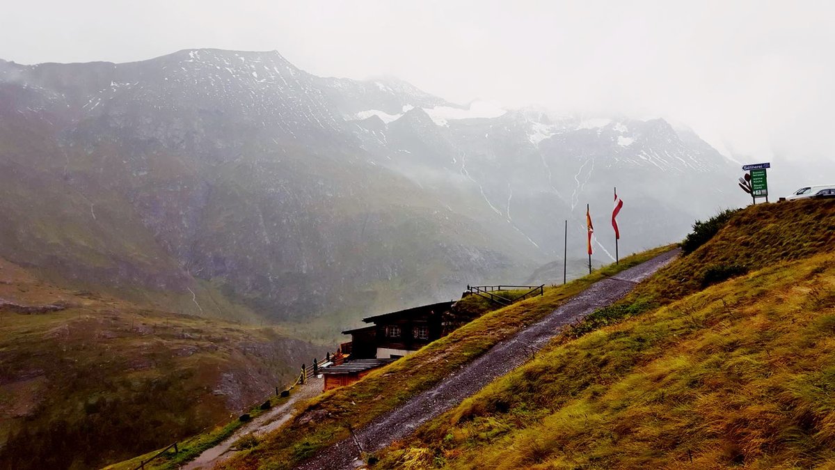 Hegyoldalban megbúvó hütte várja vendégeit