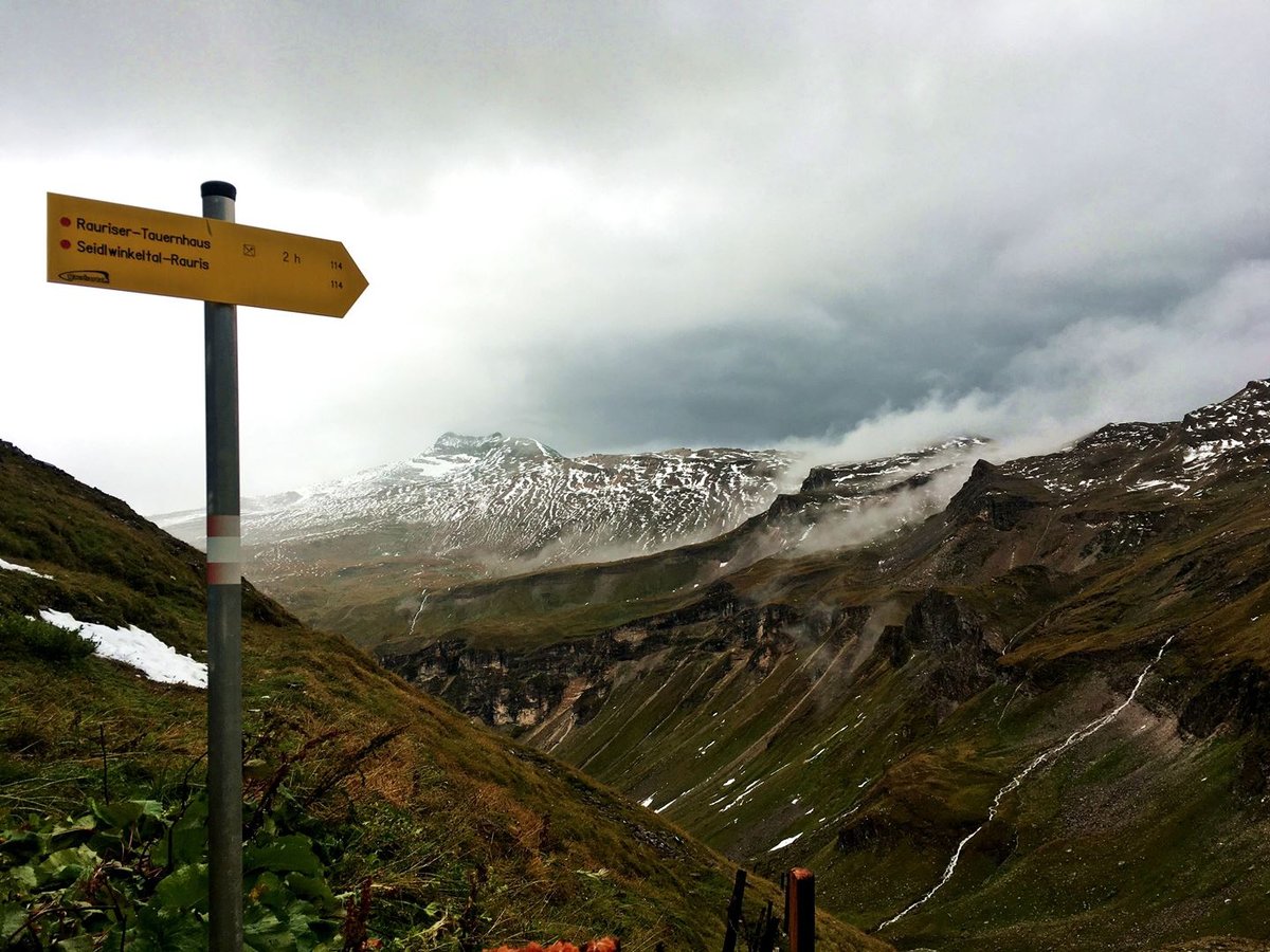 Túraútvonalat jelző tábla a panorámaút mellett Forrás: Mozgásvilág.hu