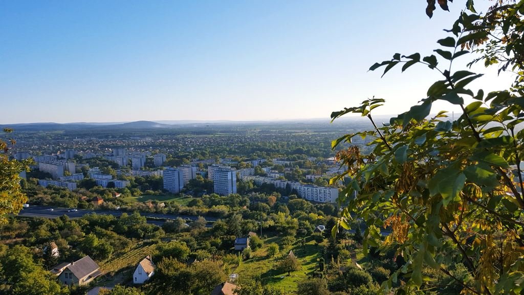 Panoráma a Kő-hegy sziklafaláról