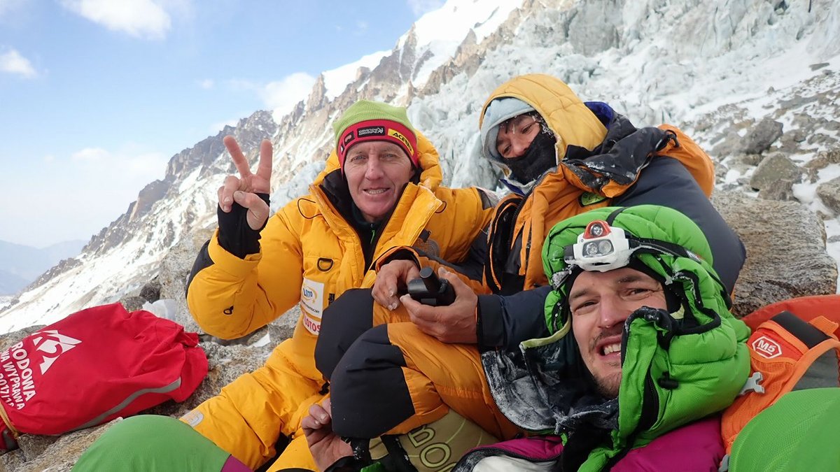 Denis Urubko, Elisabeth Revol és Adam Bielecki, miután megtalálták a francia mászónőt