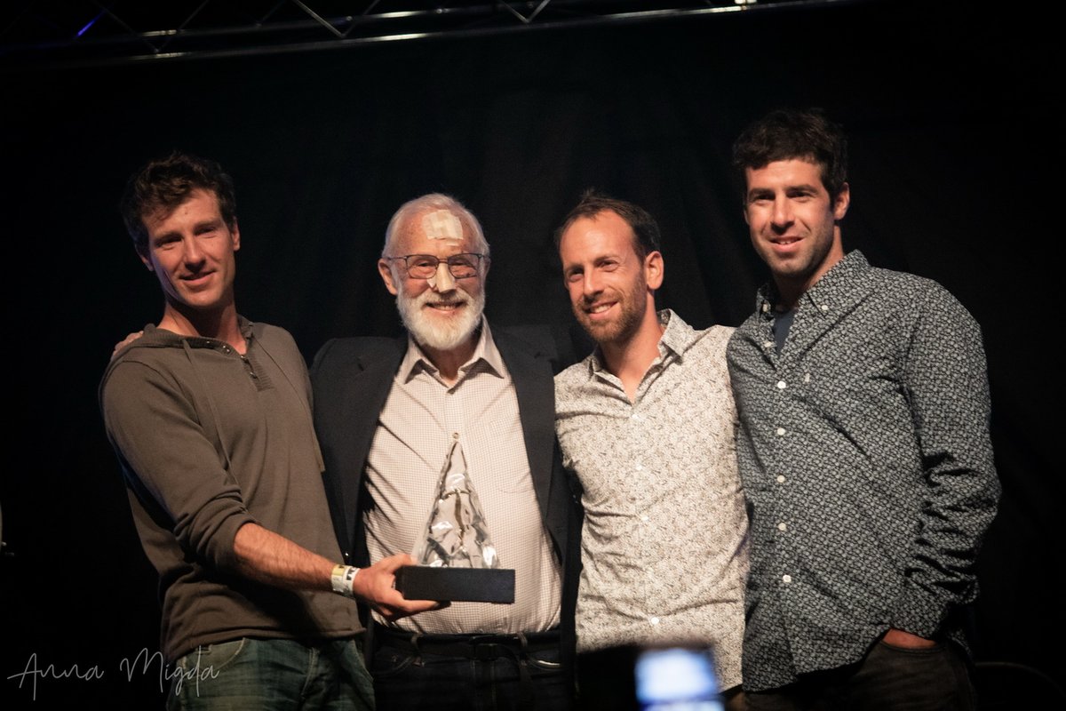 A Bajszos Banda a legendától, Sir Chris Boningtontól vette át a díjat Forrás: Ladek Mountain Festival/Anna Migda