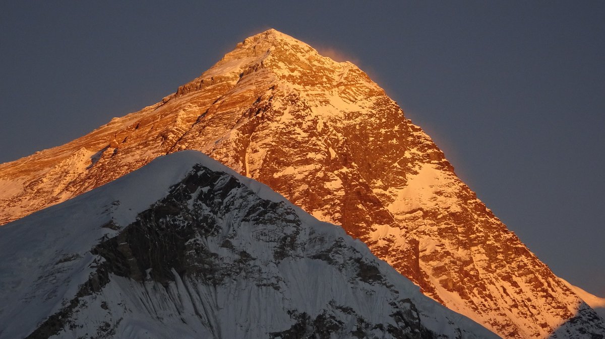 A szomszédos Mount Everest a lenyugvó nap fényében