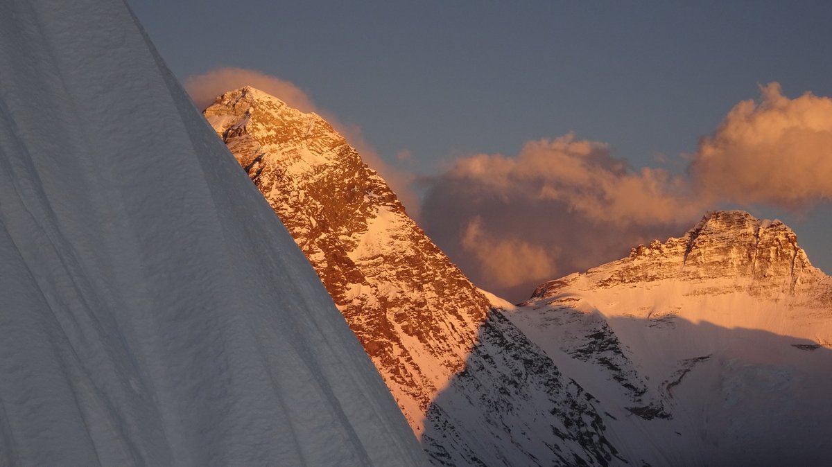 Az Everest és a Lhoce a lenyugvó nap fényében a Pumori déli faláról Forrás: Török Zsolt