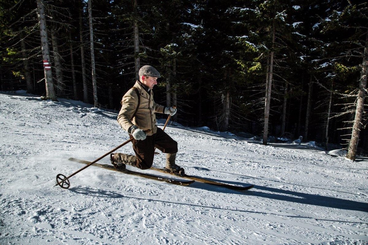 Telemark sí korhű ötlözetben Forrás: NostalSkiTeam Mürzzuschlag (c) nixxipixx.com