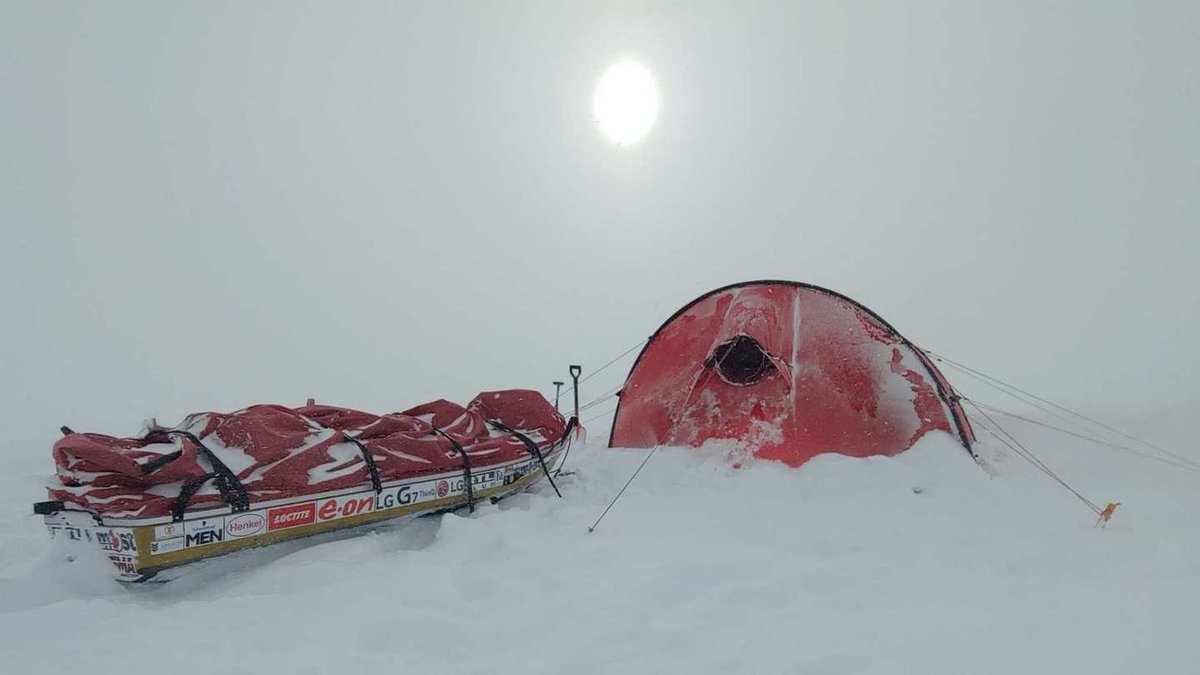 Éjszakára a sátor nyújt védelmet a széltől, és ha a nap süt, akkor a hidegtől is Forrás: Magyar Déli-sark Expedíció