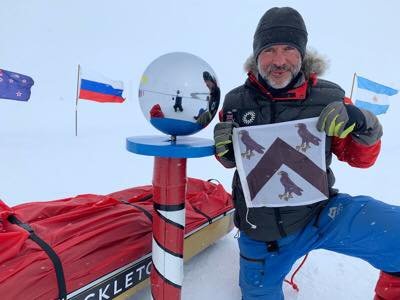 Lou Rudd a Déli-sarkon, a Henry Worsley özvegyétől kapott Worsley-család címerével Forrás: Lou Rudd Facebook