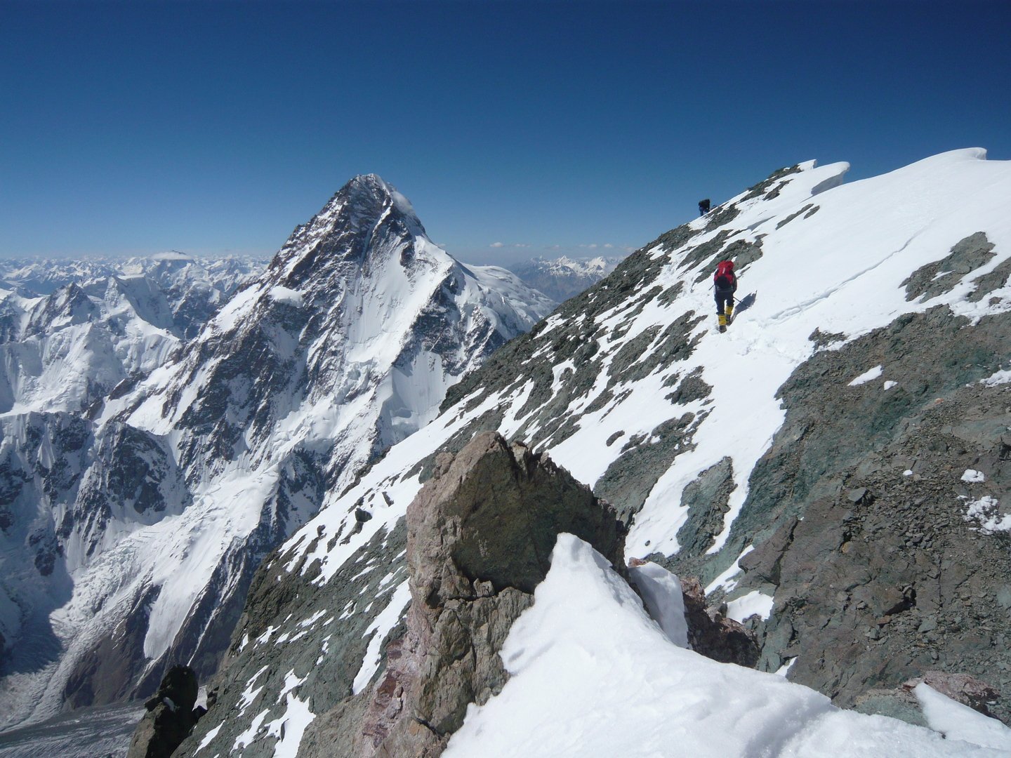 Broad Peak csúcsgerinc (háttérben a K2) Forrás: Suhajda Szilárd