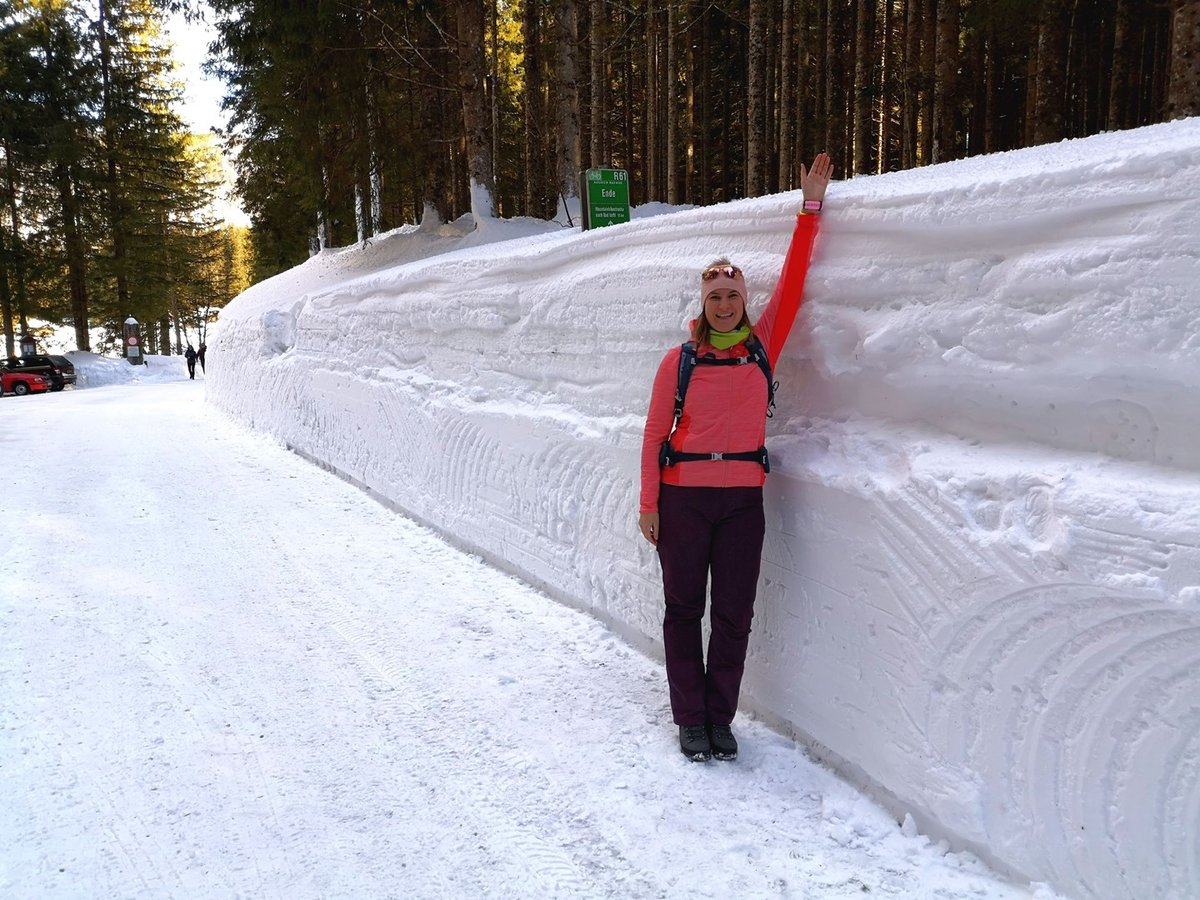A több mint 2 m magas hófal Forrás: www.mozgasvilag.hu