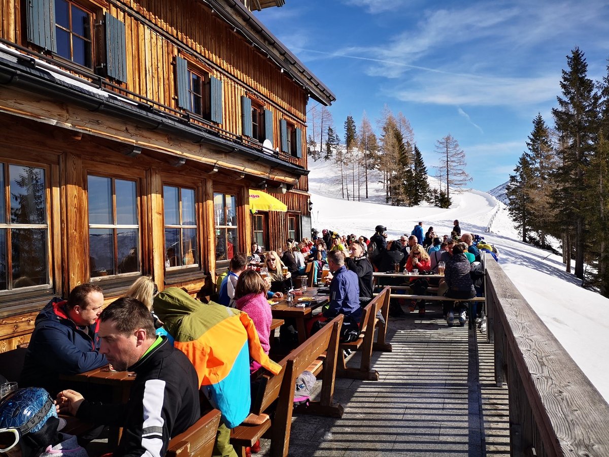 A Loserhütte teraszán alig lehet ülőhelyet találni