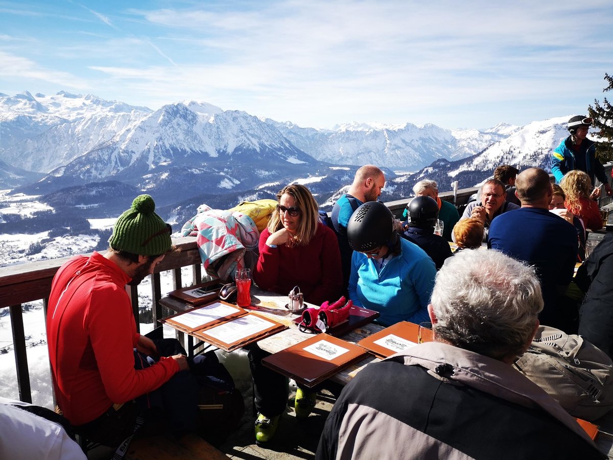 A Loserhütte teraszáról egyszerűen pazar a kilátás Forrás: www.mozgasvilag.hu