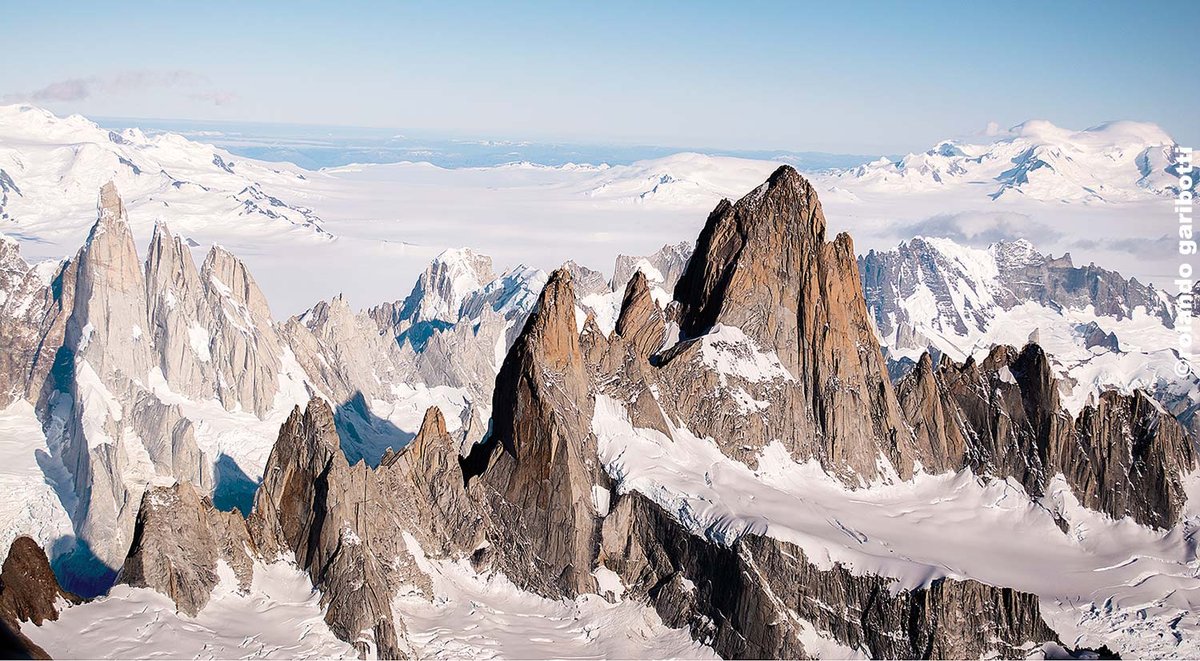 Középen a Fitz Roy-csoport, balra hátul a Cerro Torre Forrás: Patagonia Vertical - Rolando Garibotti