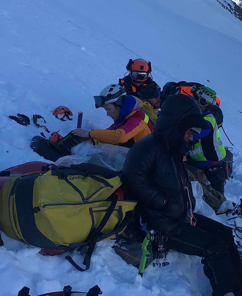 A sérültek előkészítése a hegyimentéshez Forrás: Masha Gordon Facebook