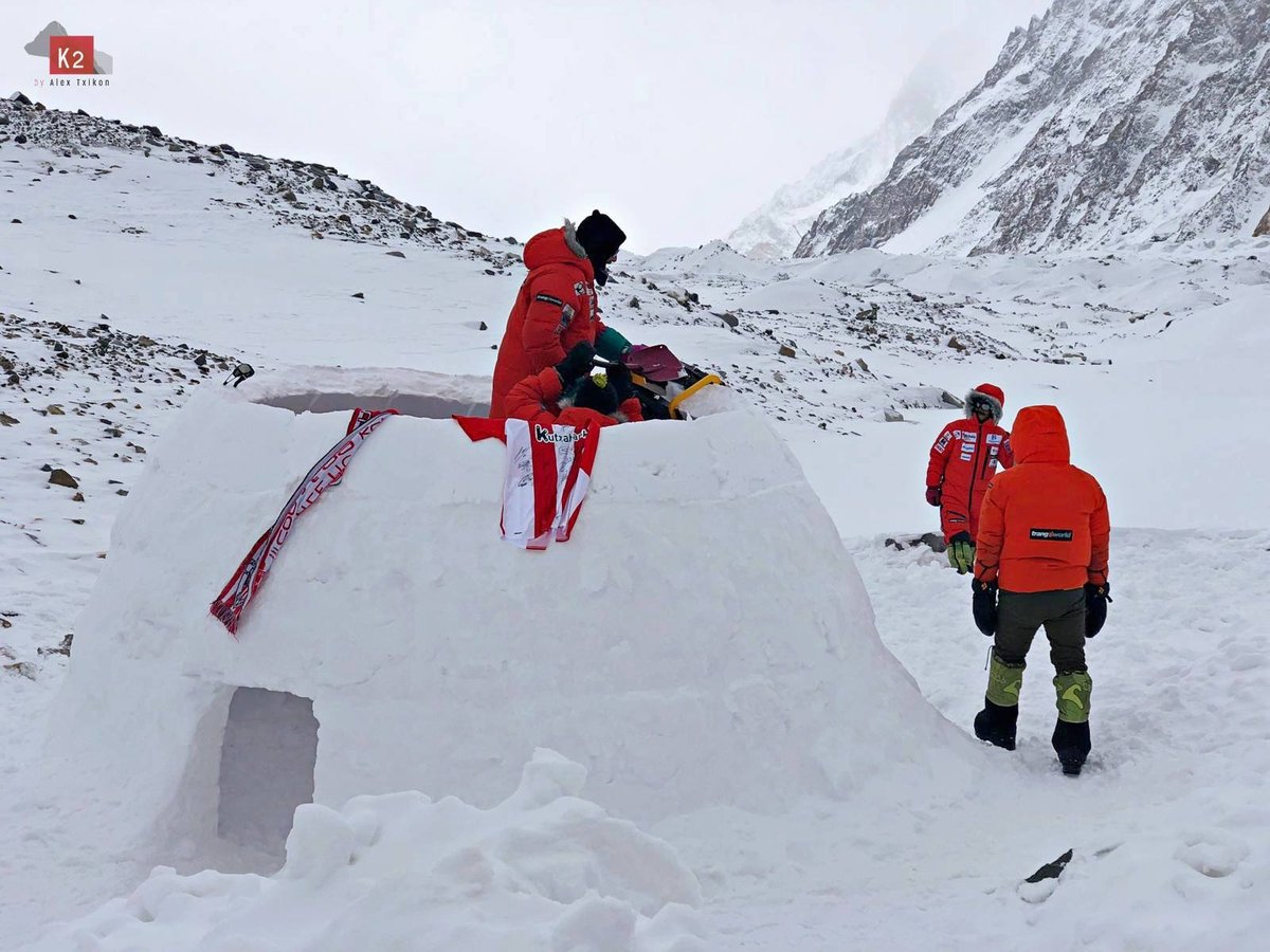 Épül az iglu Forrás: Alex Txikón Facebook