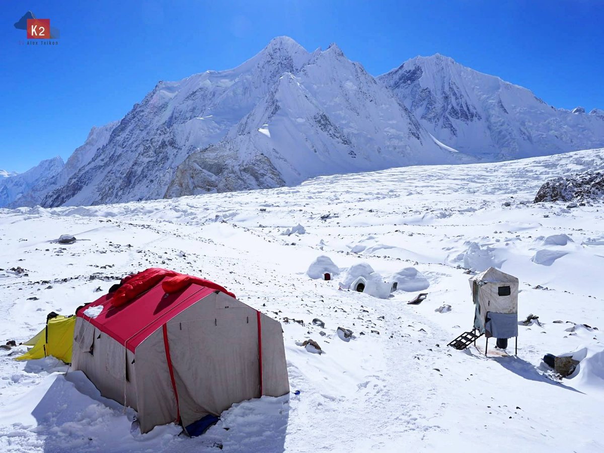 K2 alaptábori csendélet árnyékszékkel Forrás: Alex Txikón Facebook