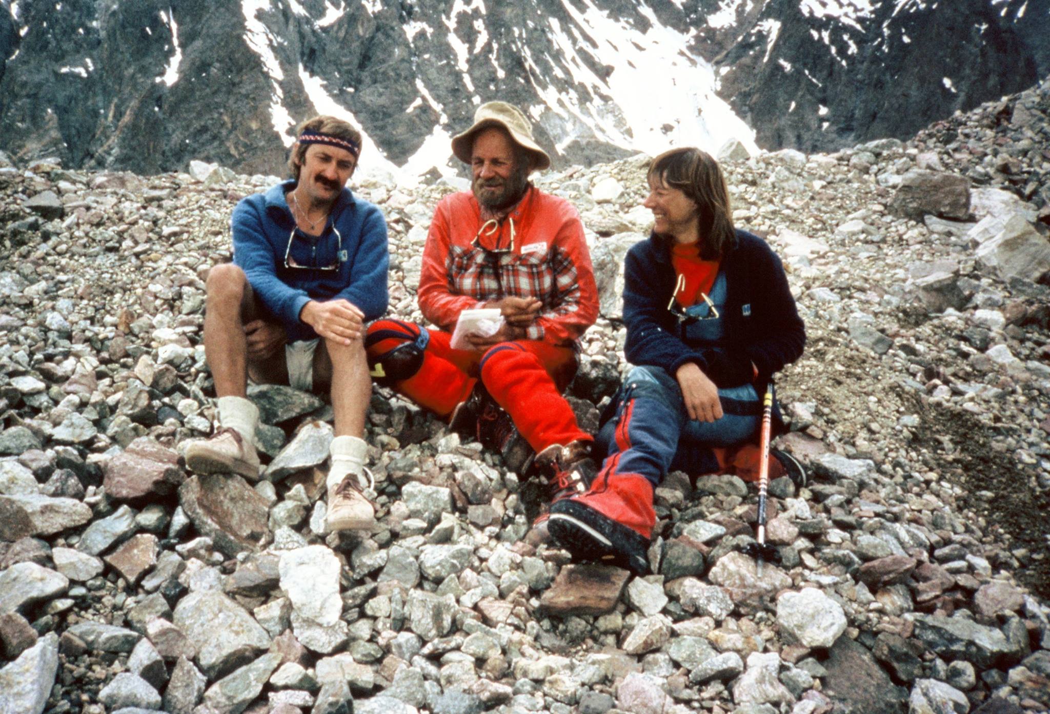 Wielicki, Kurt Diemberger és Julie Tullis a Broad Peak 21,5 órás szólója után Forrás: Krzysztof Wielicki: mój wybor Facebook