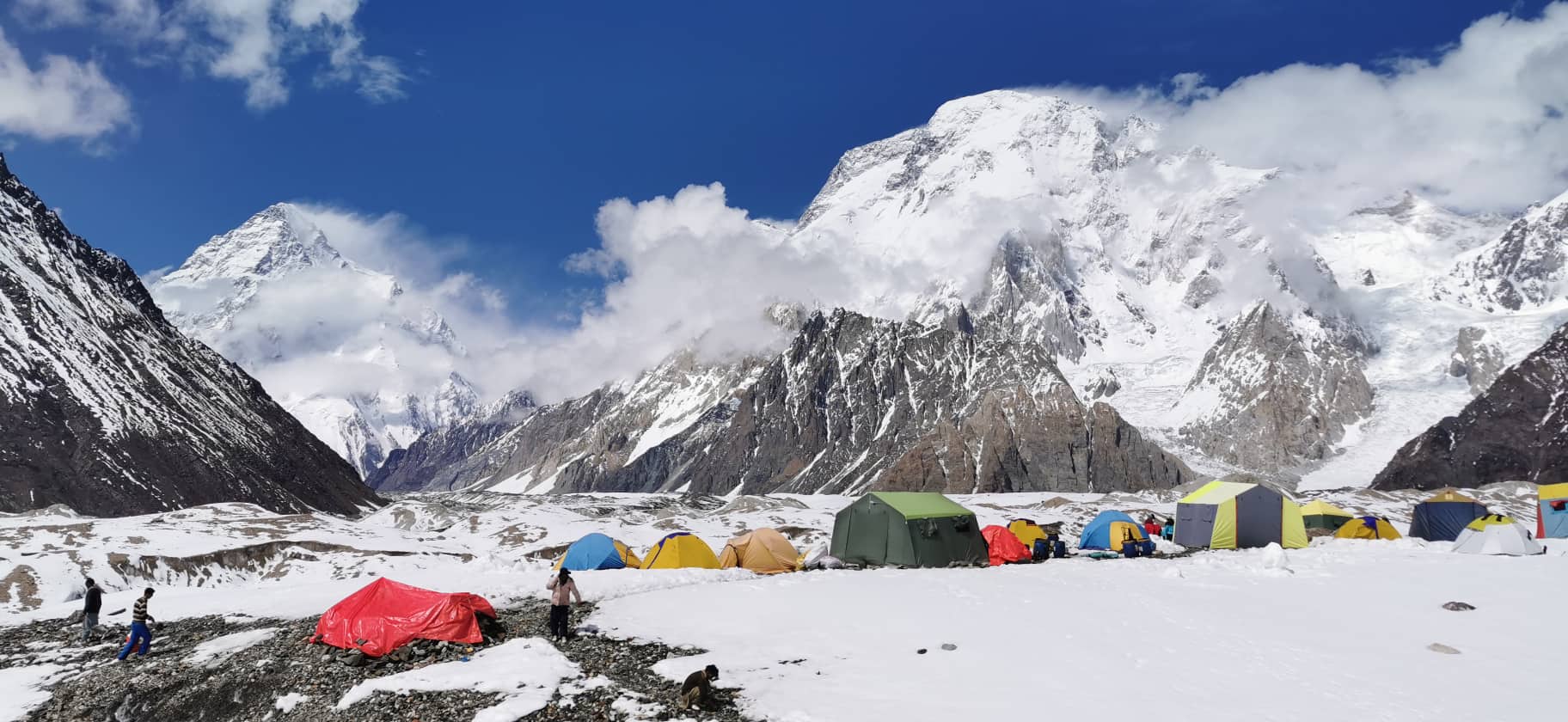 K2 alaptábor, balra a K2, jobbra a Broad Peak emelkedik Forrás: Magyar K2 expedíció 2019