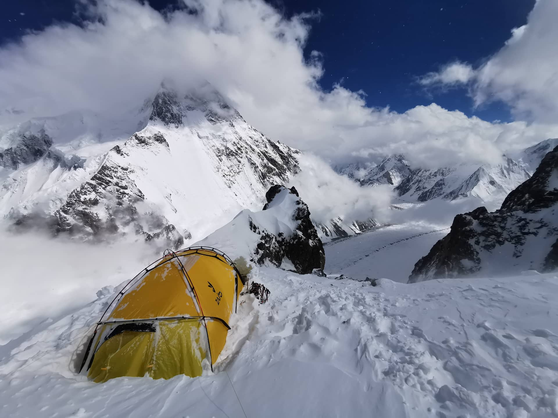 Szilárdék sátra, a háttérben a Broad Peak