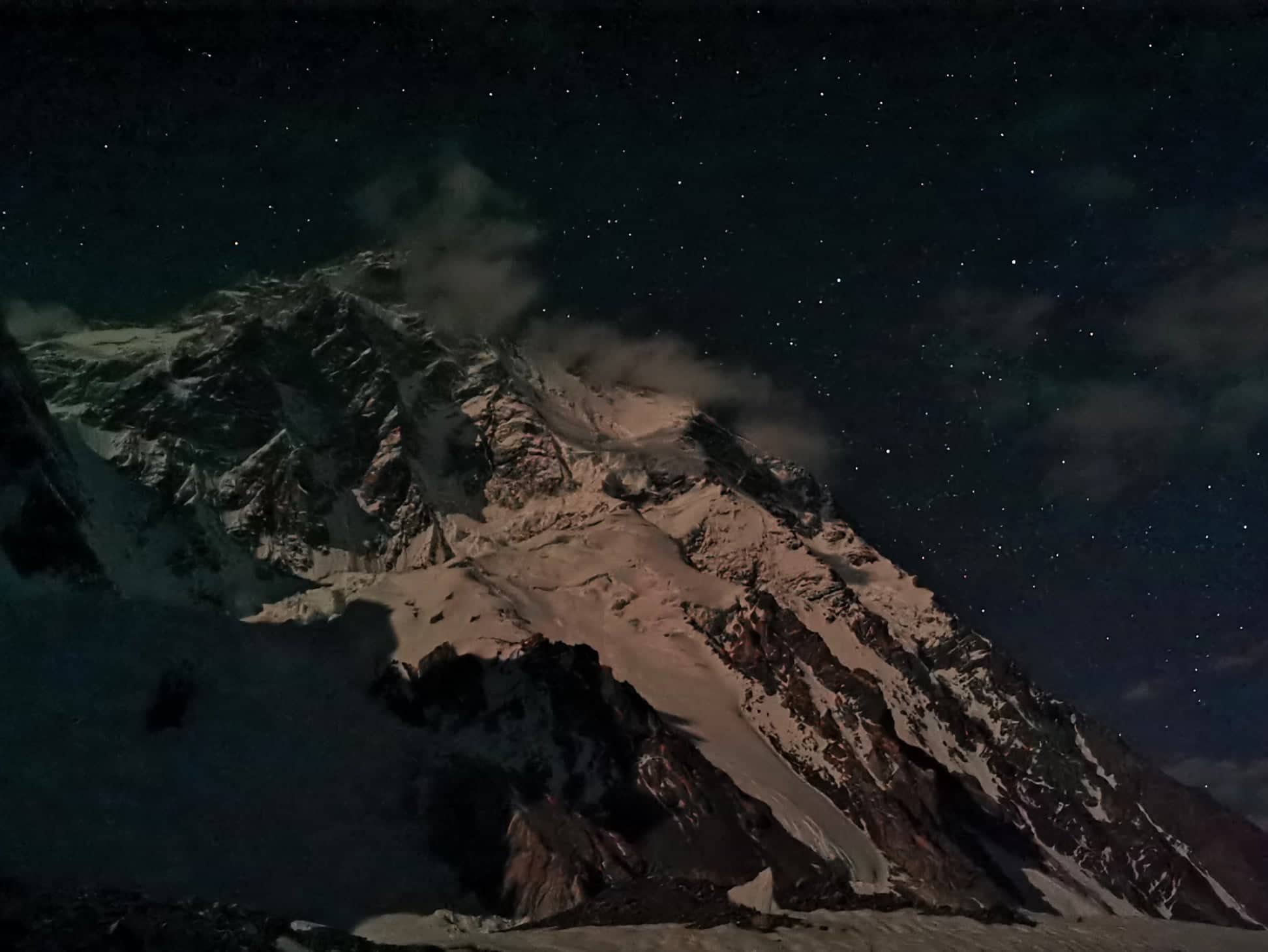 A K2 éjjeli fényekben Forrás: Eseményhorizont