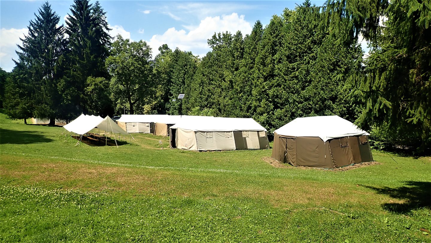 A Hubertlaki turistaház kiegészítő katonai sátorszállásai Forrás: Nyáry Tamás