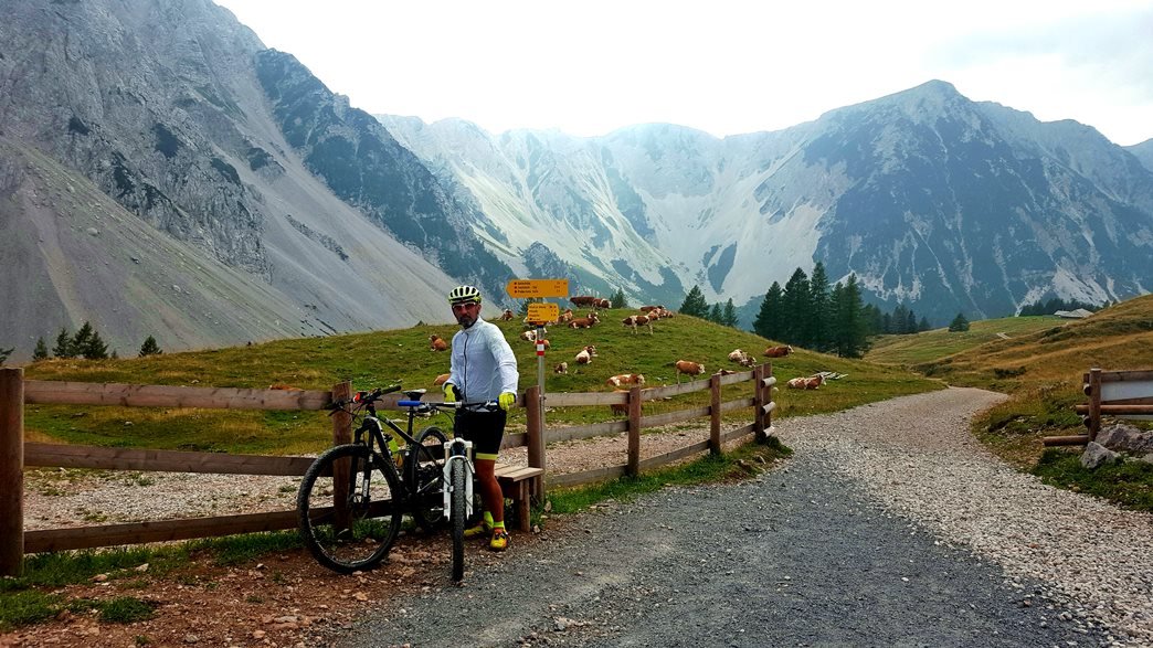 A Klagenfurter hütténél már 1800 m magas hegyek karéja vesz körbe Forrás: www.mozgasvilag.hu