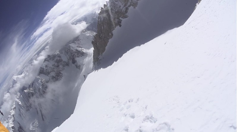 Nyomok a hóban, a platón, 7500 méteren Forrás: Denis Urubko archívum