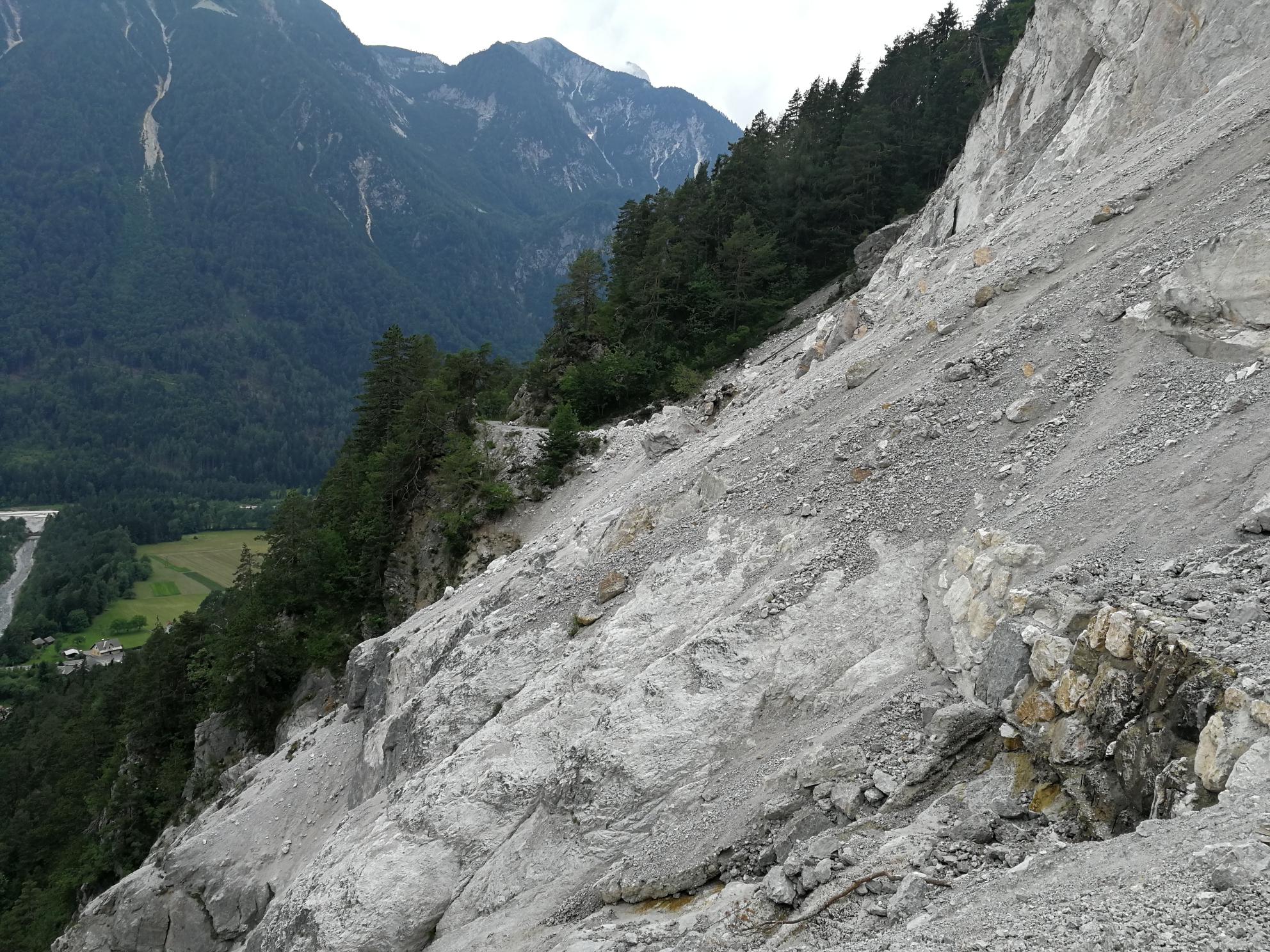 Hegyomlás torlaszolja el az utat a szlovén oldalon Forrás: (c) Martin Schack touren.kaernten.at