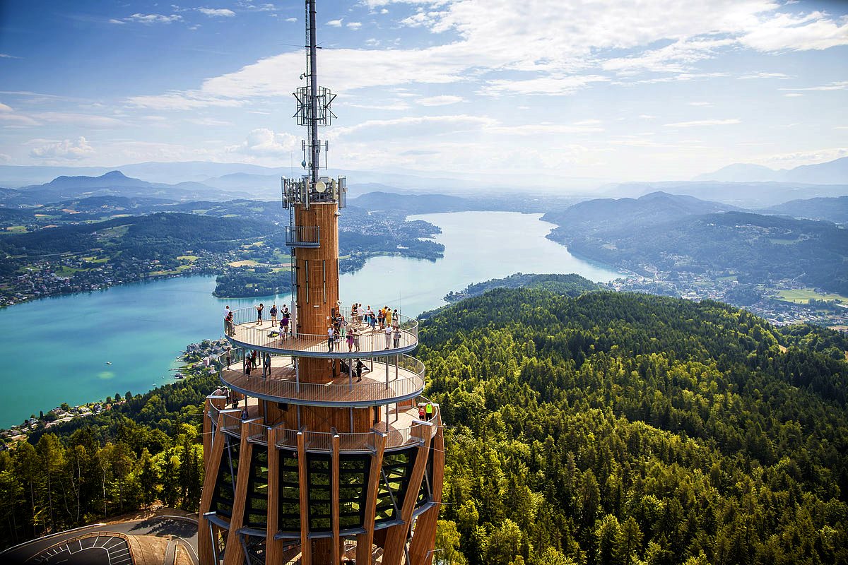 Nagy karintiai tókerülő túra hatodik szakasz: Pyramidenkogel és a Wörthi-tó a háttérben Forrás: (c) Kaernten Werbung_Tine Steinthaler