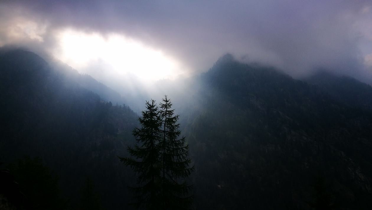 Felhők közül a nap, Val di Gresonney Forrás: Mozgásvilág/Pintér László