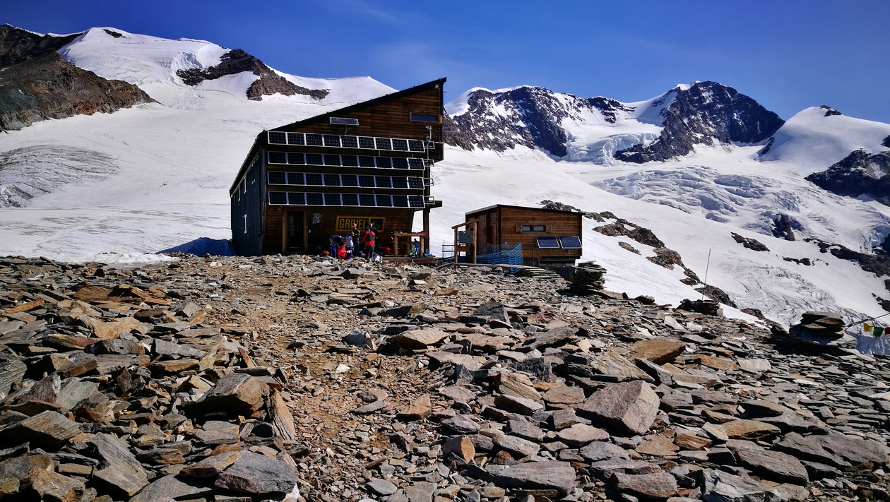 A Rifugio Quintino Sella al Felik menedékház, 3575 méteren